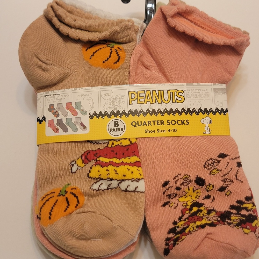 NEW Peanuts Snoopy Sweater Fall Thanksgiving Pumpkins Quarter 8 Socks Size 4-10